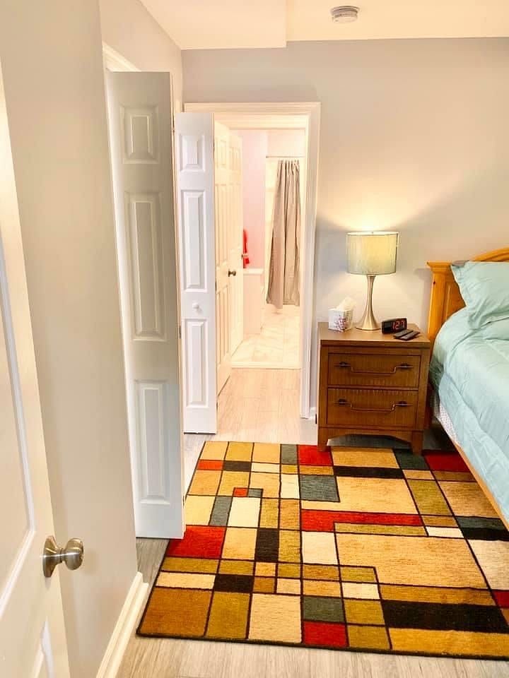 Bedroom does not have windows-great for night shift-day sleeping.