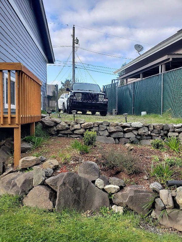 Private parking for tenant parks up to 3 cars.Priva