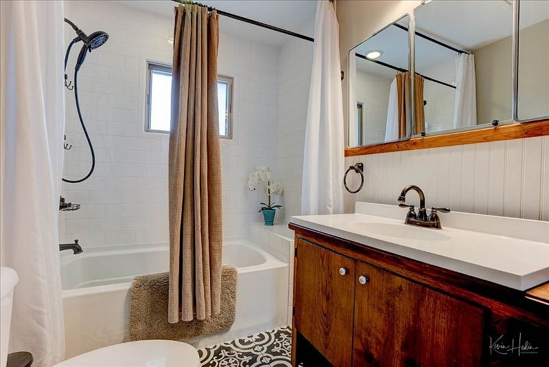 Shared Bath (main floor)