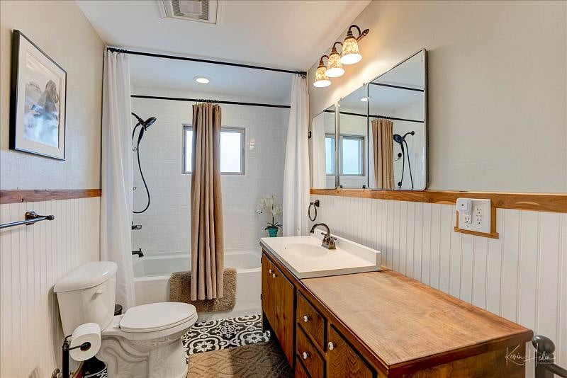 Shared Bath (main floor)