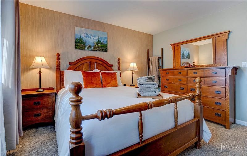 2nd Bedroom (main floor with shared bath)
Available May 31st- Aug 14th, 2026