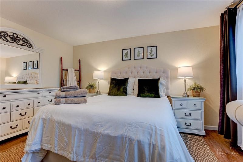Downstairs 3rd Bedroom with Private Bath (TV, mini fridge, mini Keurig, hot water kettle
Available May 31st- Aug 14th 2026.