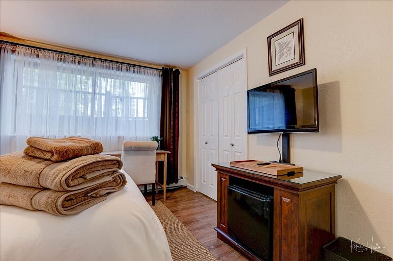 Downstairs 3rd Bedroom with Private Bath (TV, mini fridge, mini Keurig, hot water kettle
Available May 31st- Aug 14th 2026.
