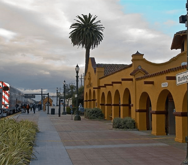 Short walk to Burlingame Caltrain Station. Great for catching a Warriors game or concert at Chase Center or Giants game at Oracle Park. Take it to Silicon Valley to FB, Apple, Goo gle; convenient to Levi's Stadium (49ers).
