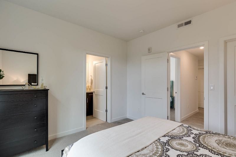 Furnished Finder property 236121_8 photo 17