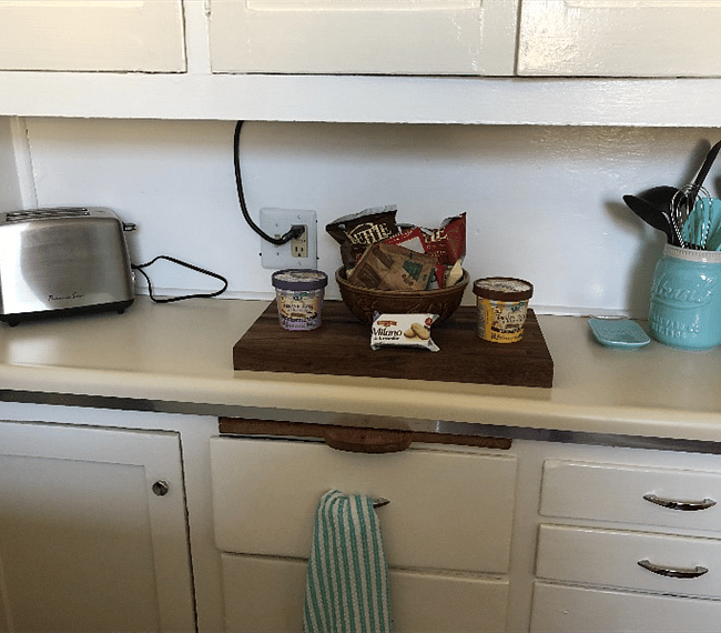 Toaster, pots and pans & cooking utensils