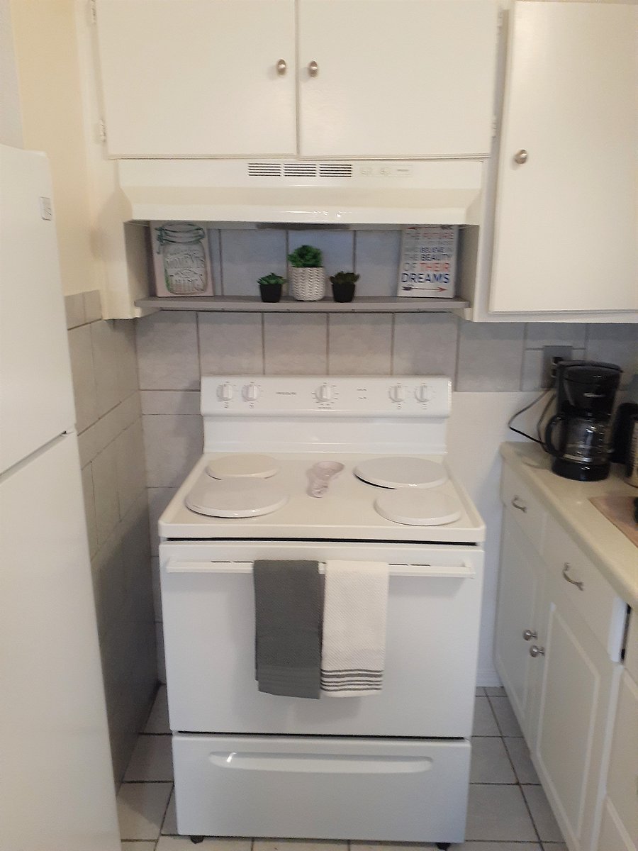 Electric kitchen stove- Four top burners and large oven. Unit comes with a fire kit located in the unit with Large and Small Fire extinguisher, Fire blanket and fire gloves