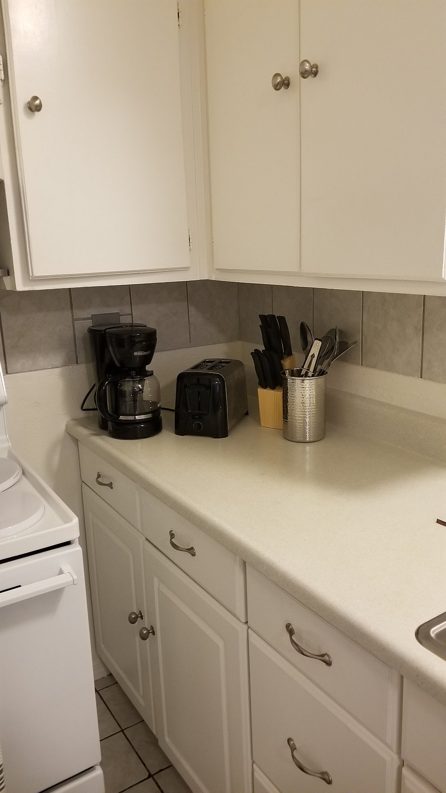 Kitchen appliances:
Coffeemaker, Keurig, Toaster, Coffee grinder, Blender and Rice cooker