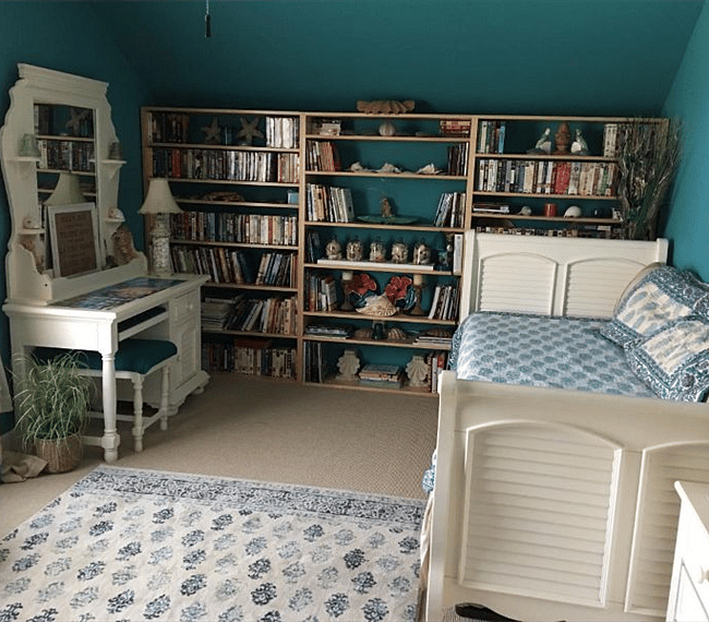 Aqua Room single bed (with trundle pull out and up for extra guest)