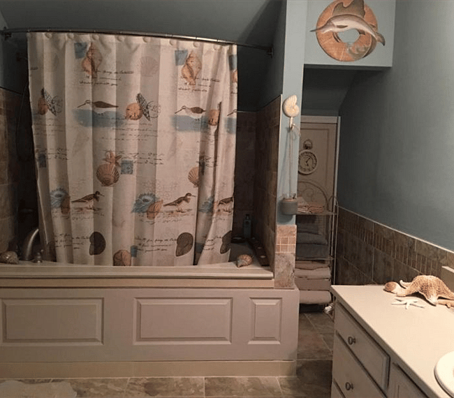 Main bathroom with shower and jet tub