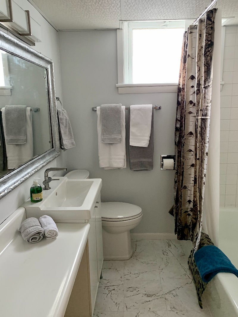 Updated bath with tub/shower.