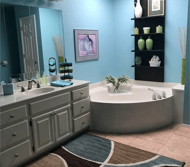 Large Master Bathroom With Double Sinks and Large Garden Tub