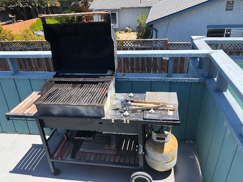 Gas BBQ on the upper deck above the garage