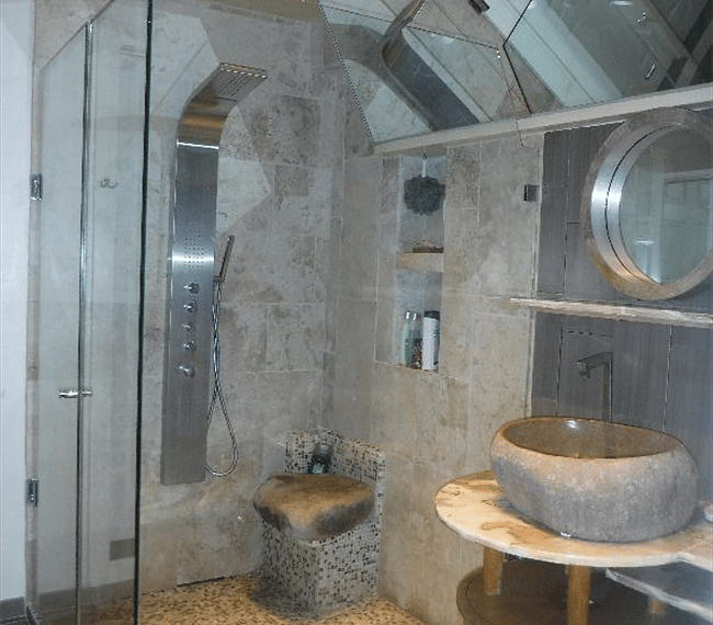 Shower and bathroom in marble.