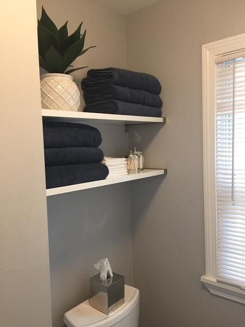 FULL PRIVATE BATHROOM/ TOWELS INCLUDED