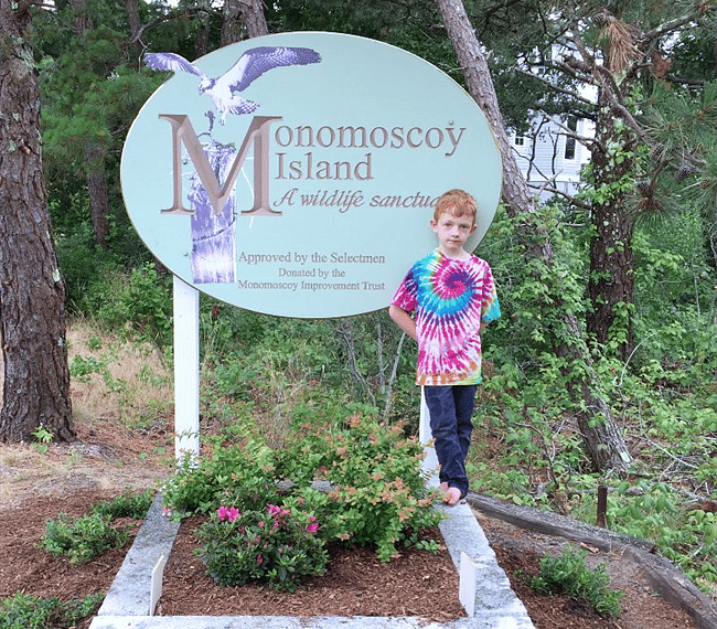 Welcome sign at end of causeway onto Monomoscoy Island