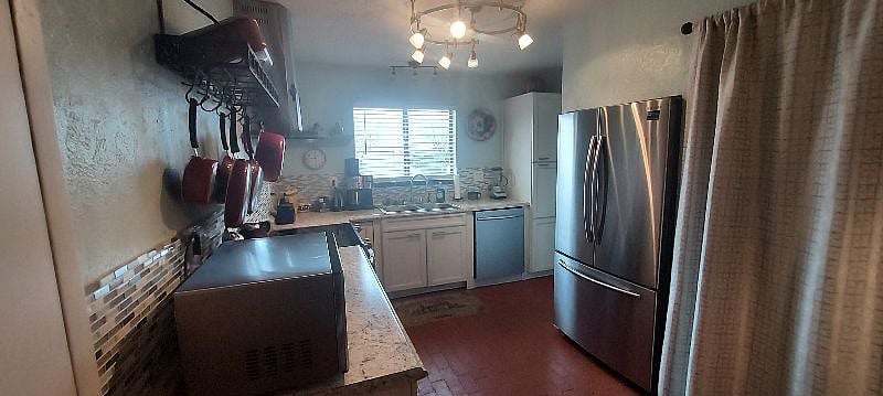 General view of the kitchen with ample countertop space