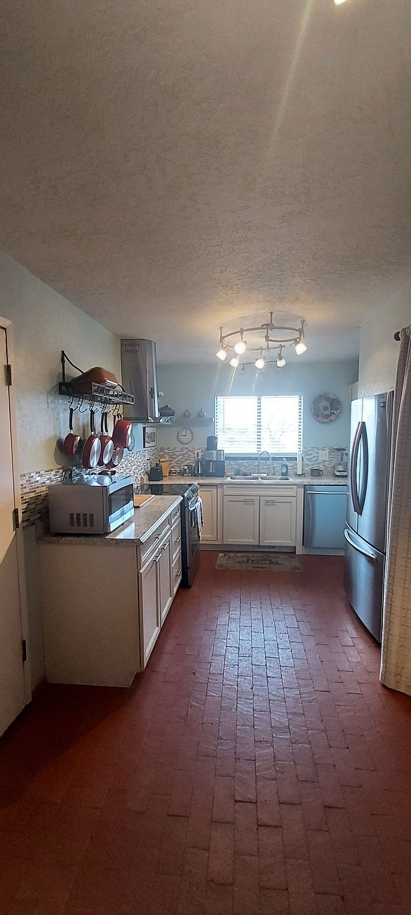 Hanging complete cookwares for your gourmet meals, general view of the kitchen