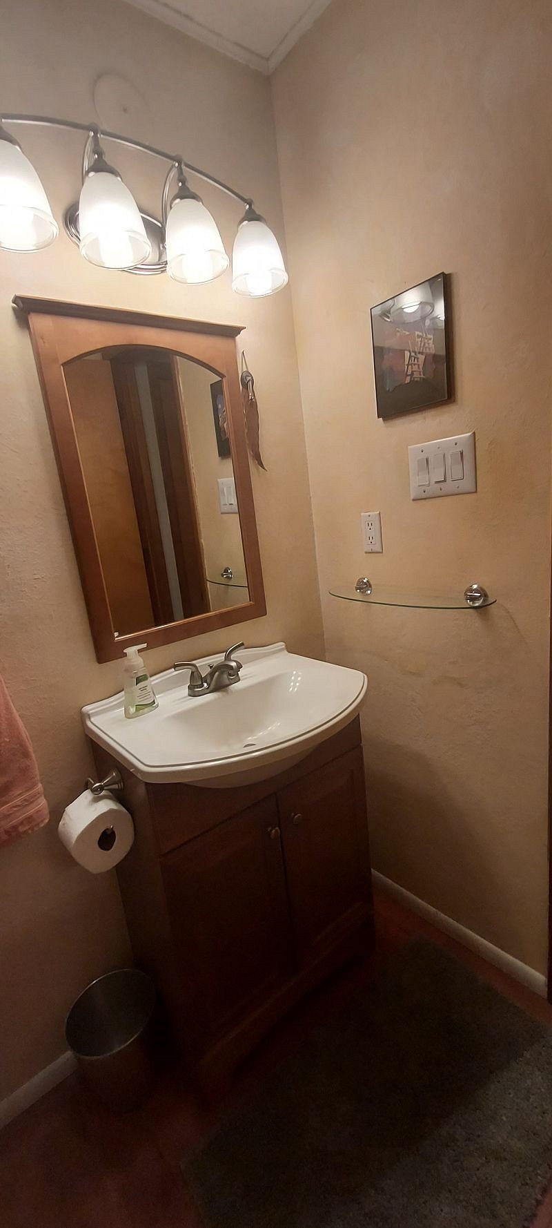 Nice modern sink in the full guest bathroom.