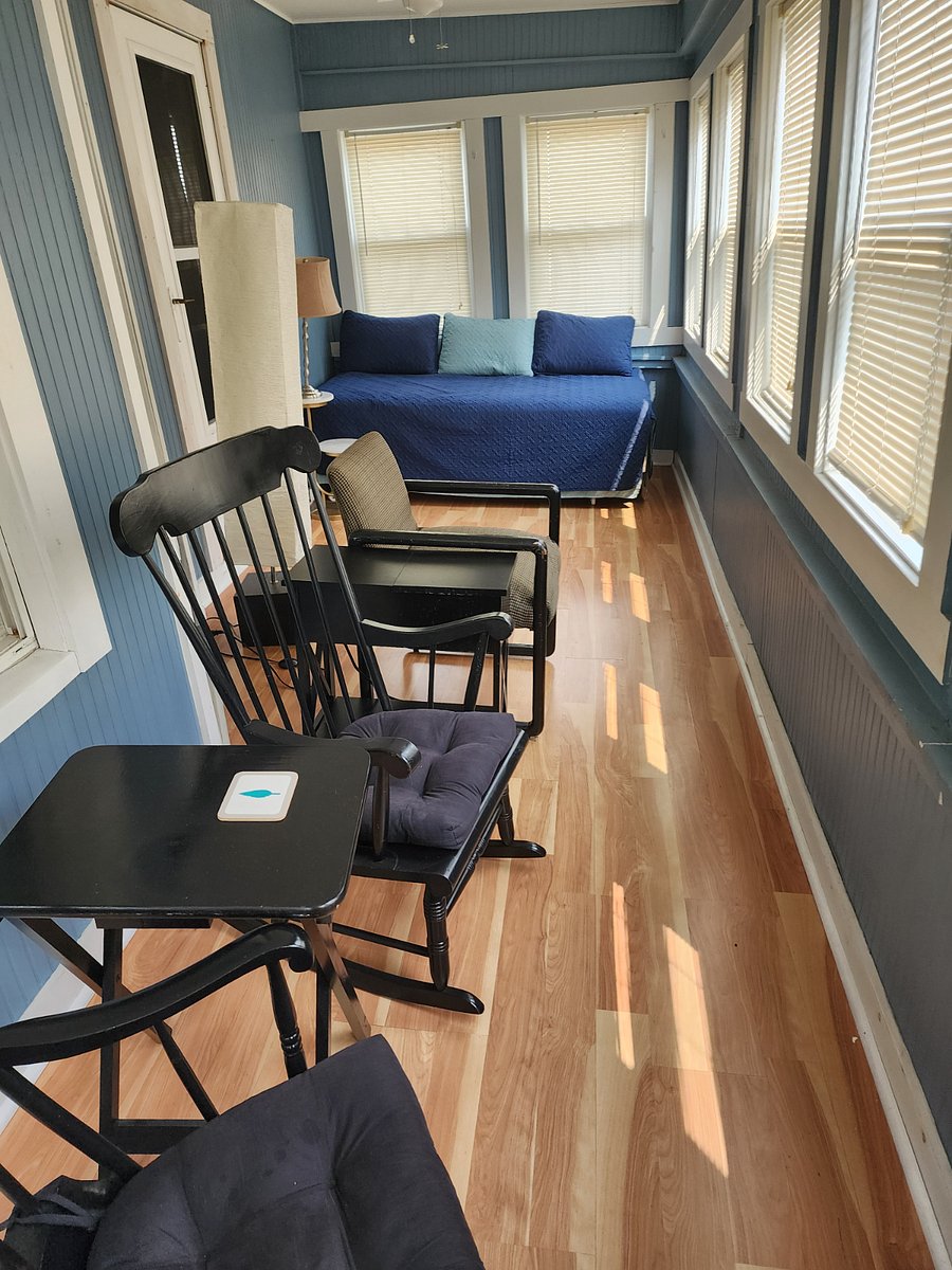 Enclosed Front 3 Season Porch
With Daybed
