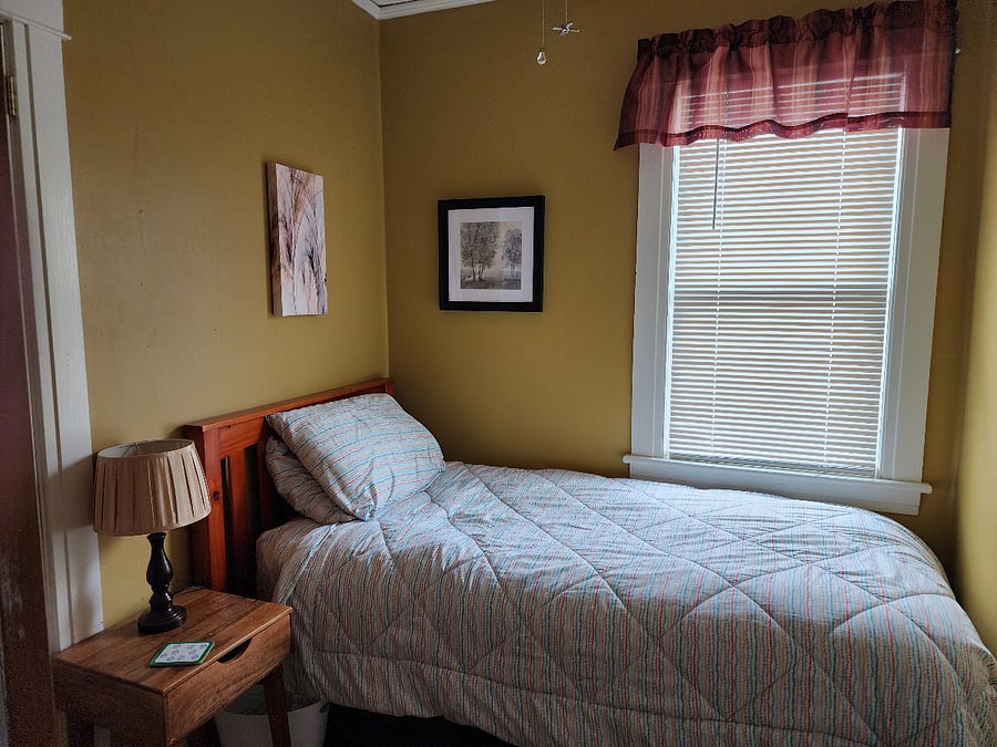 twin bed
closet