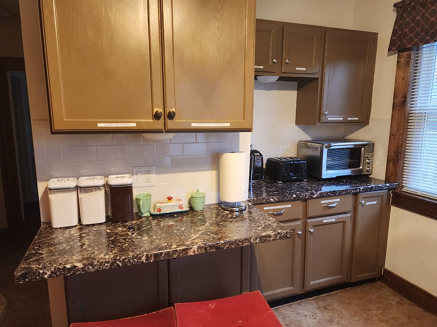 kitchen
with toaster oven
electric can opener