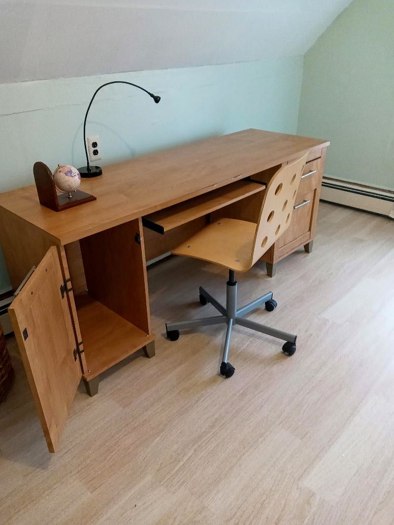 large and very comfortable desk!
