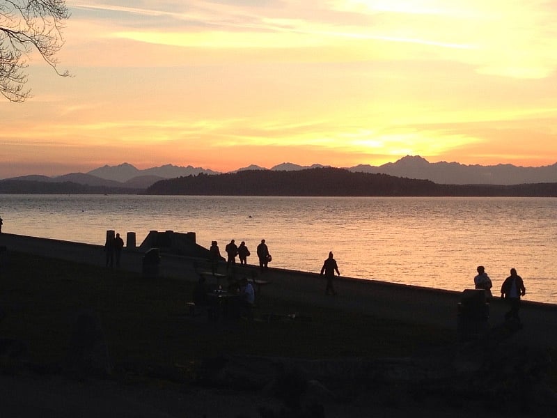 Alki Beach views, restaurants and sunset is only a 5 minute drive.
