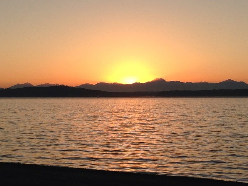 Alki Beach views, restaurants and sunset is only a 5 minute drive.