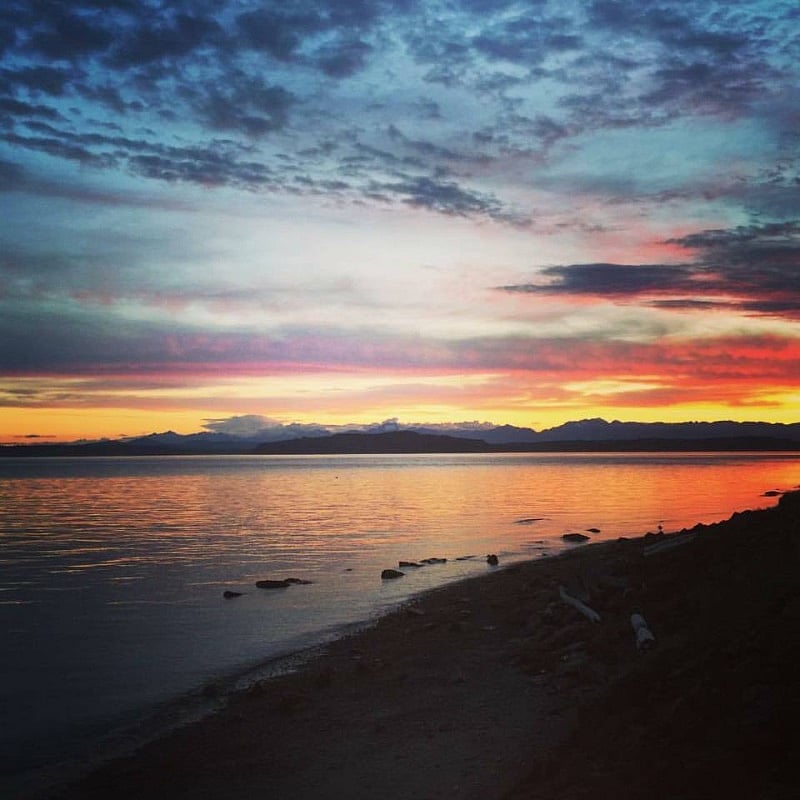 Alki Beach views, restaurants and sunset is only a 5 minute drive.