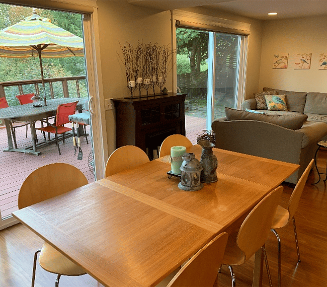 Indoor or outdoor dining--your choice!