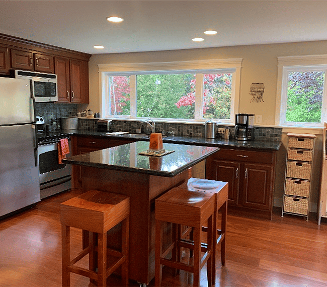 Fully loaded kitchen with eating/prep island. Owner is an enthusiastic cook and you are welcome to borrow any additional kitchen gadget you do not find already in the apartment!
