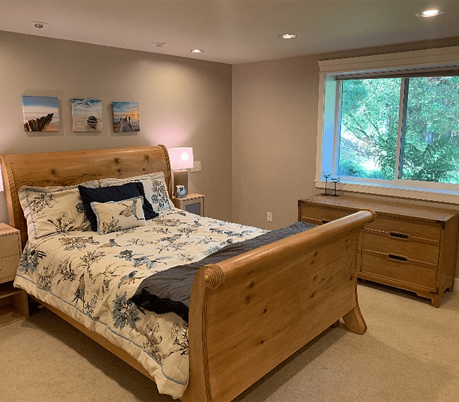 Enormous main bedroom with queen bed, ensuite bath, large walk-in closet and black-out blinds.