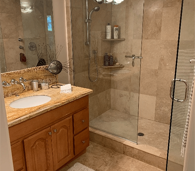 Ensuite bath (with two shower heads, yasss!)