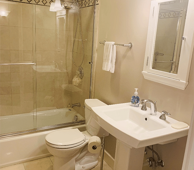 Second bathroom with tub