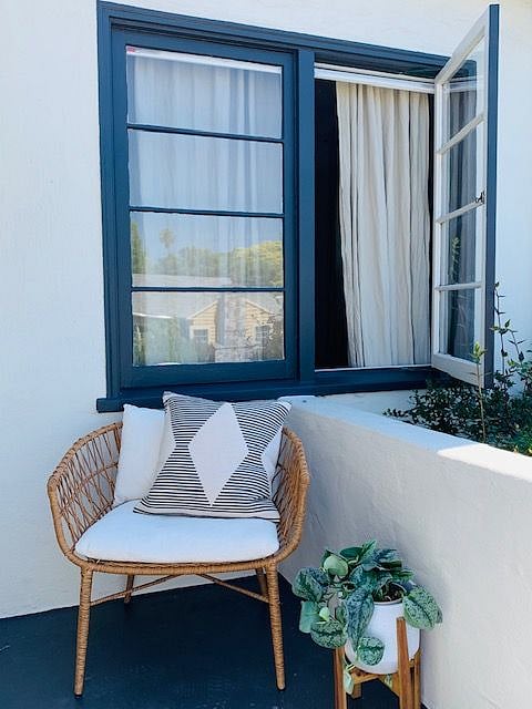Front porch to enjoy the morning sun 