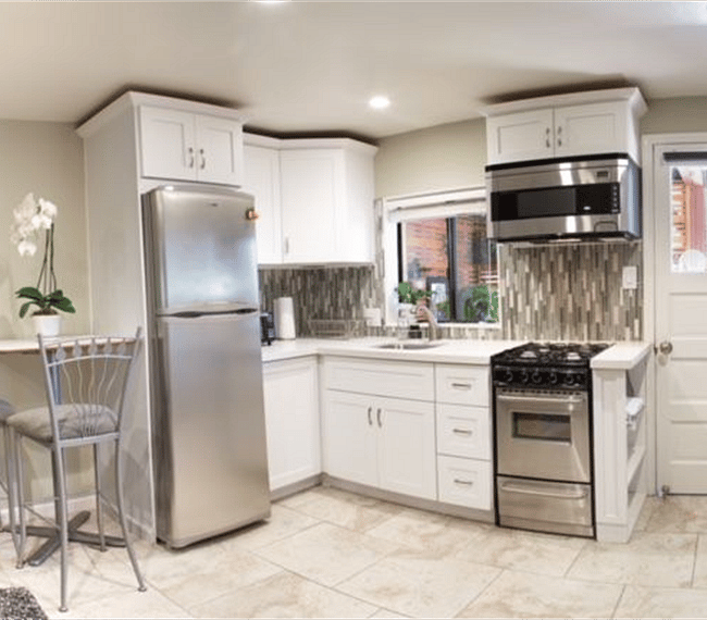 Kitchen & dining area
