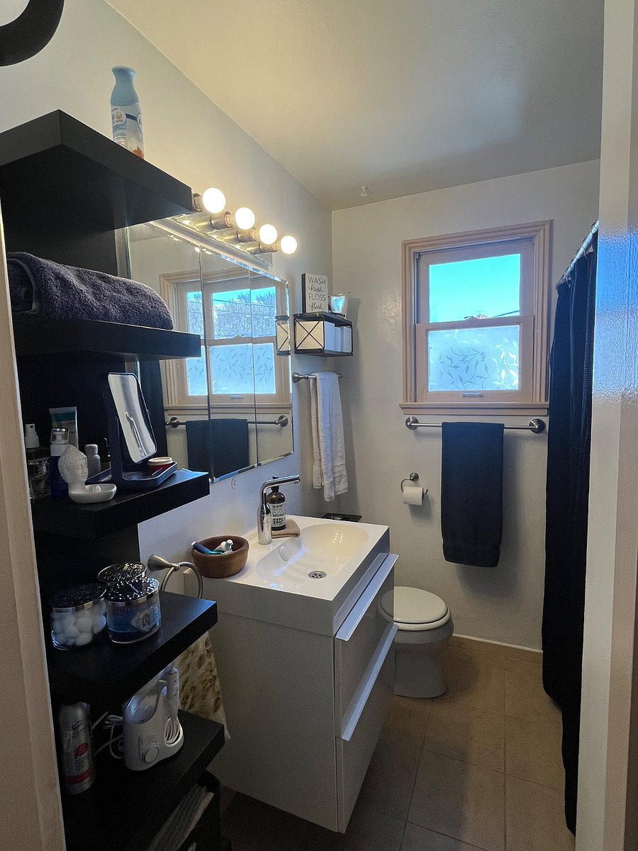 Updated bathroom with rain shower and tub