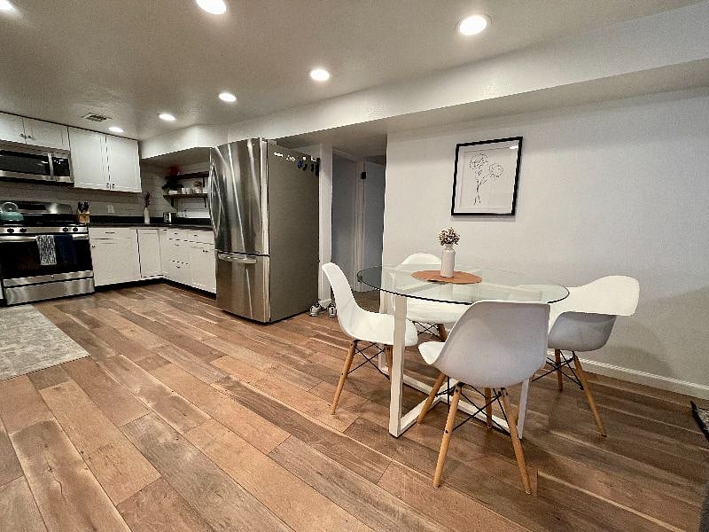 Dining room area with 4 chairs