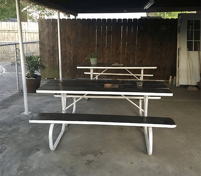 Outdoor eating area/ smoking area