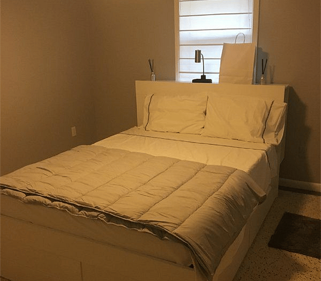 Master bedroom QUEEN SIZE BED