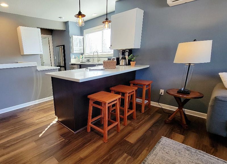 Kitchen counter detail, lots of space for up to three people. All furniture is included.