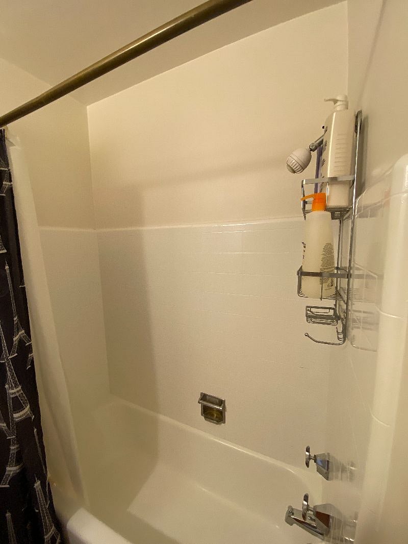 Unit 20 bathtub

