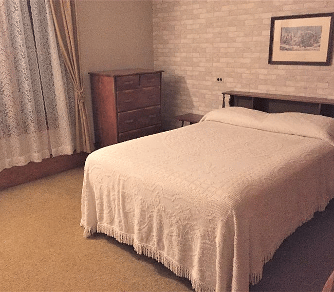 Northeast bedroom - full.