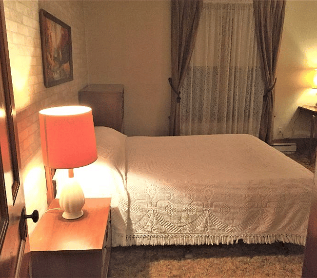 East bedroom - king.