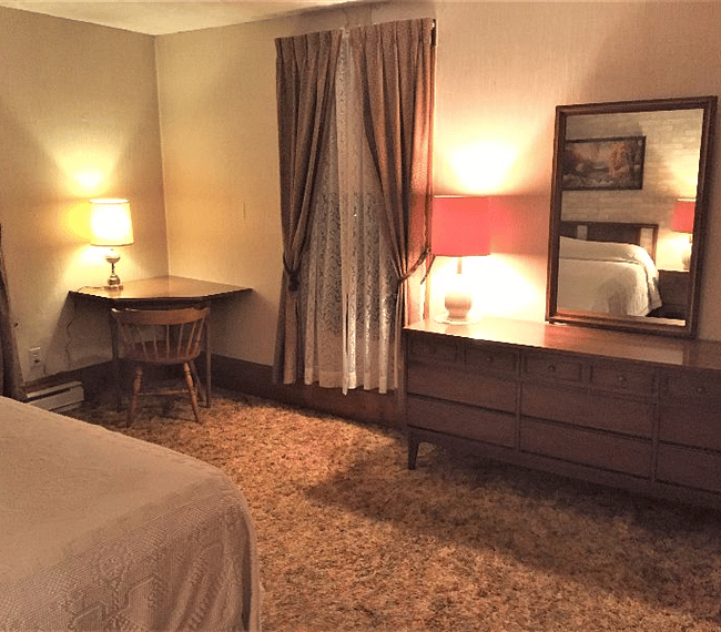 East bedroom - king.