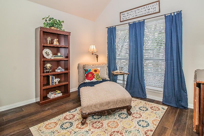 Living Space/Kitchenette. Put your feet up and relax on this comfortable chaise.