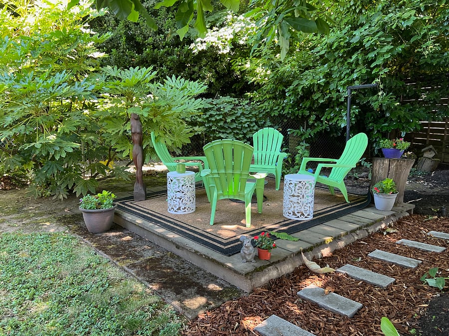 Upper deck for lounging with a gas fire pit
