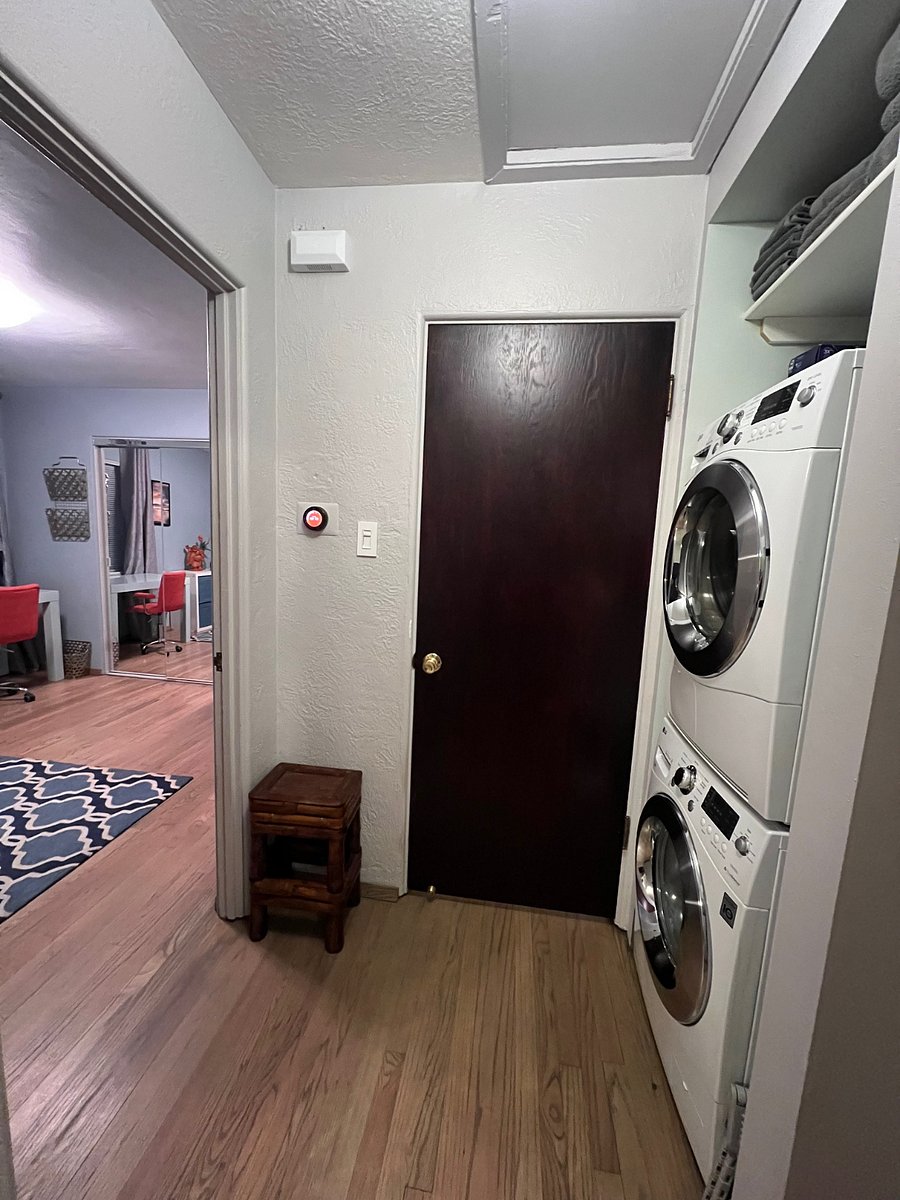 Solid core door from living to vestibule of 3 rooms and bathroom.