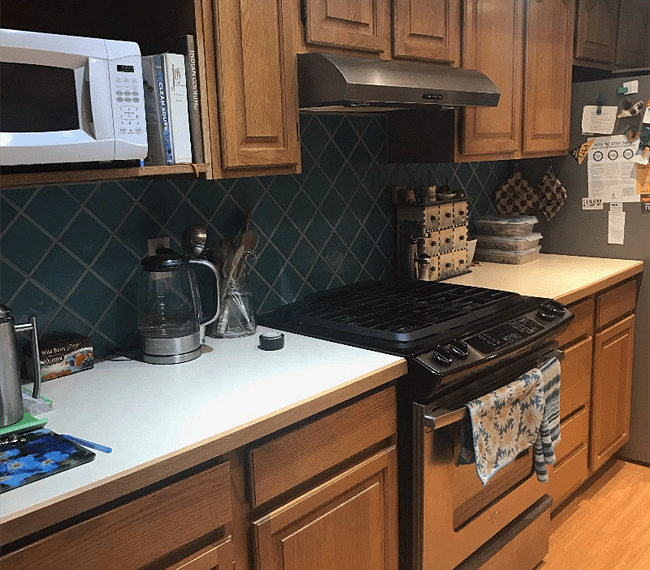 Kitchen with adjacent laundry room, electric washer and dryer dining